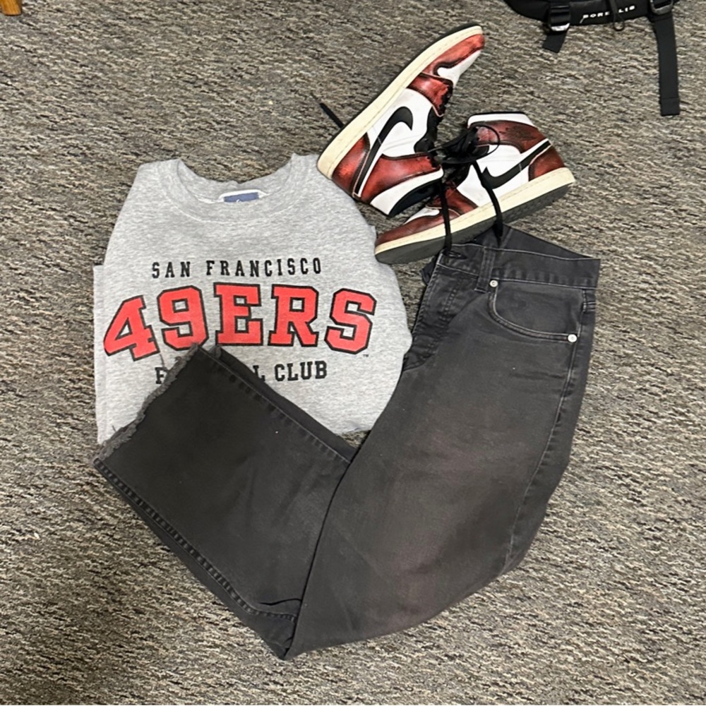 San Francisco 49ers Sweatshirt and Black Jeans Outfit